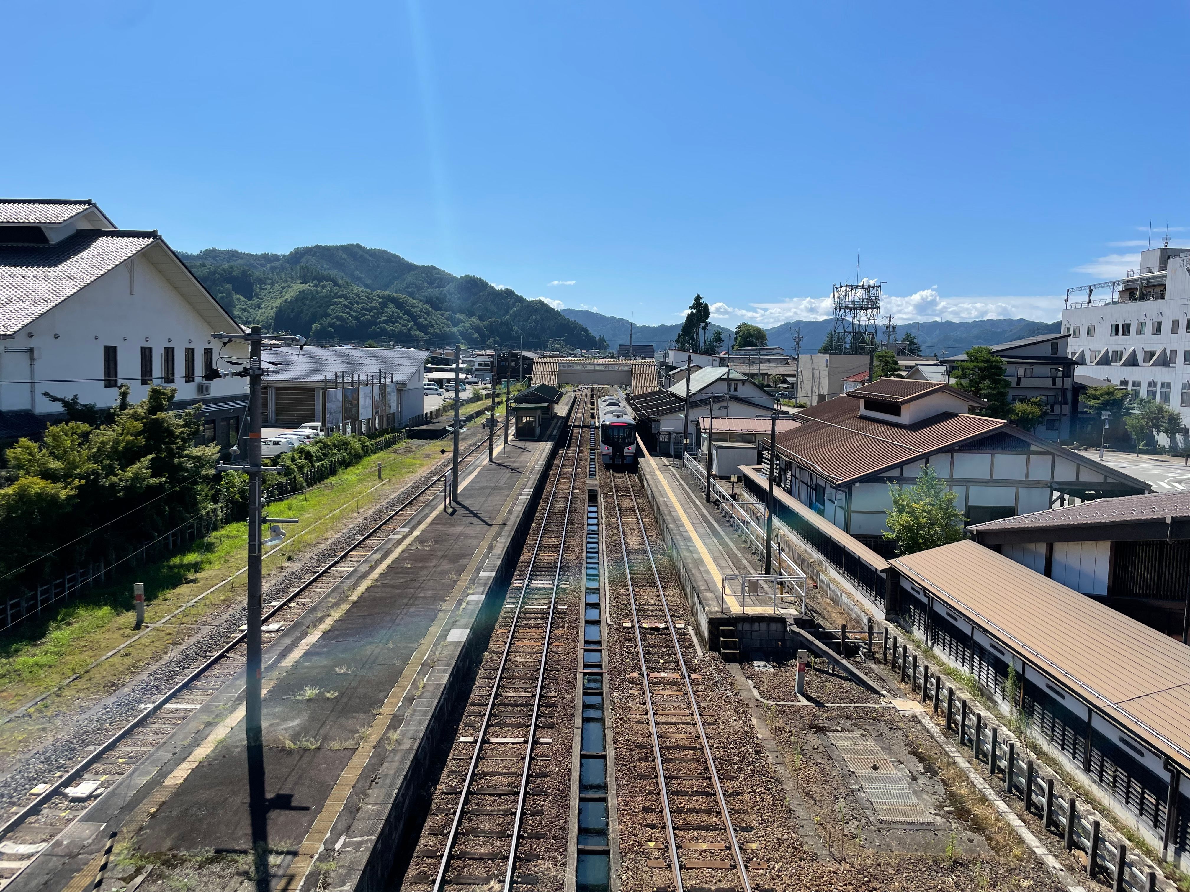 飛騨古川駅后边的天桥上